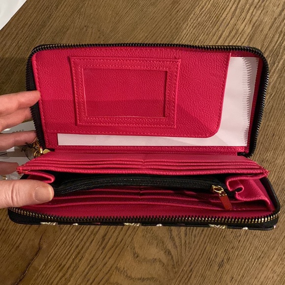 New Betsey Johnson skulls/ hearts wristlet / wallet with fun matching earrings! - Picture 3 of 7